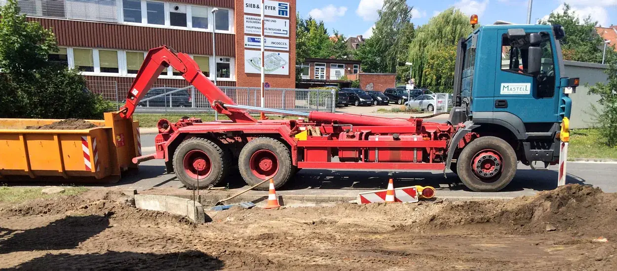 Kipper und Container auf der Baustelle