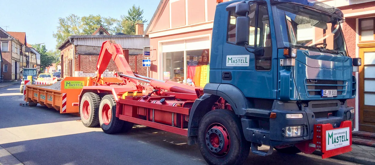 Baumaschine wird auf dem Tieflader transportiert